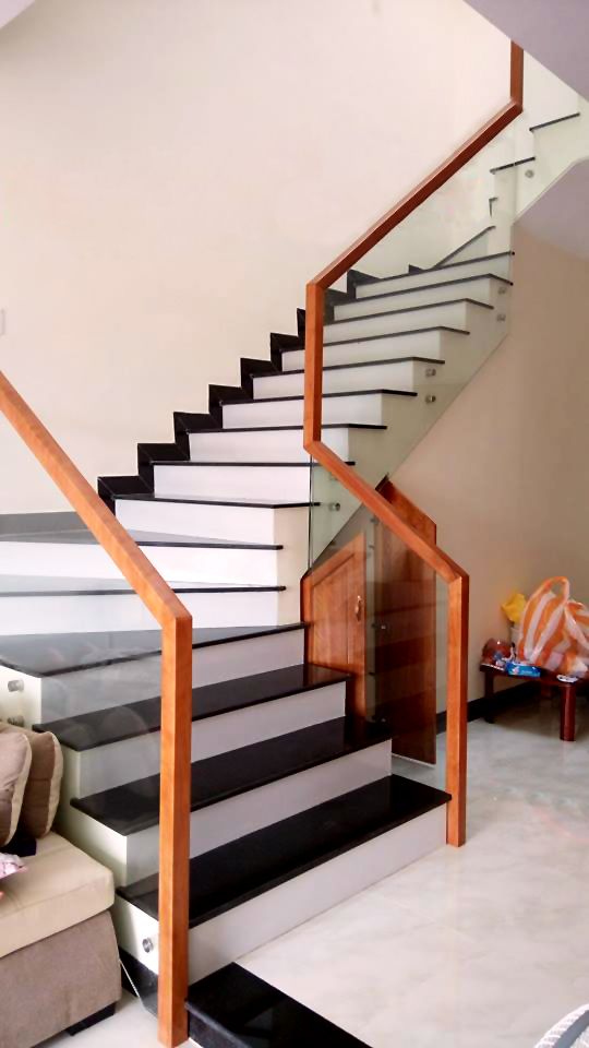 Lan can nhôm kính tay vịn gỗ